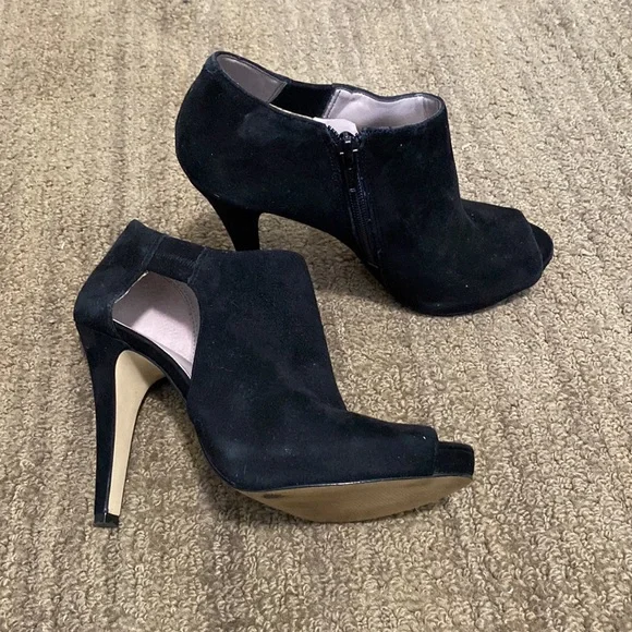 9 West black suede peep toe 4” heels. Sz 5.5 - Picture 2 of 6